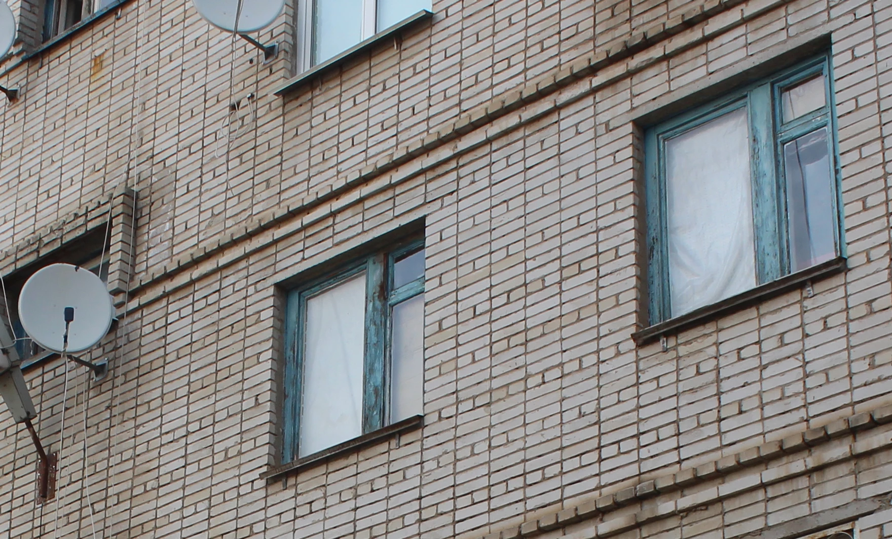 Девять детей выпали из окон в ЗКО